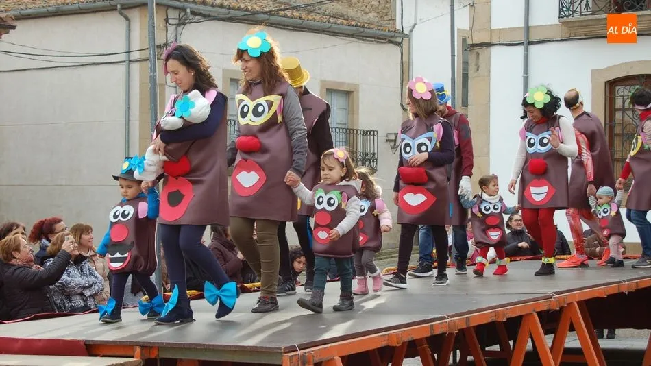 Foto 11 - Ni&ntilde;os y padres lucen divertidos disfraces en el Carnaval Infantil de Lumbrales