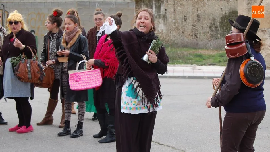 Foto 10 - Ni&ntilde;os y padres lucen divertidos disfraces en el Carnaval Infantil de Lumbrales