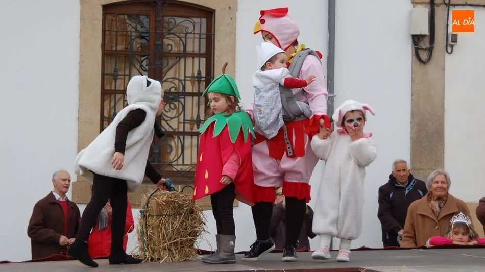 Foto 9 - Ni&ntilde;os y padres lucen divertidos disfraces en el Carnaval Infantil de Lumbrales