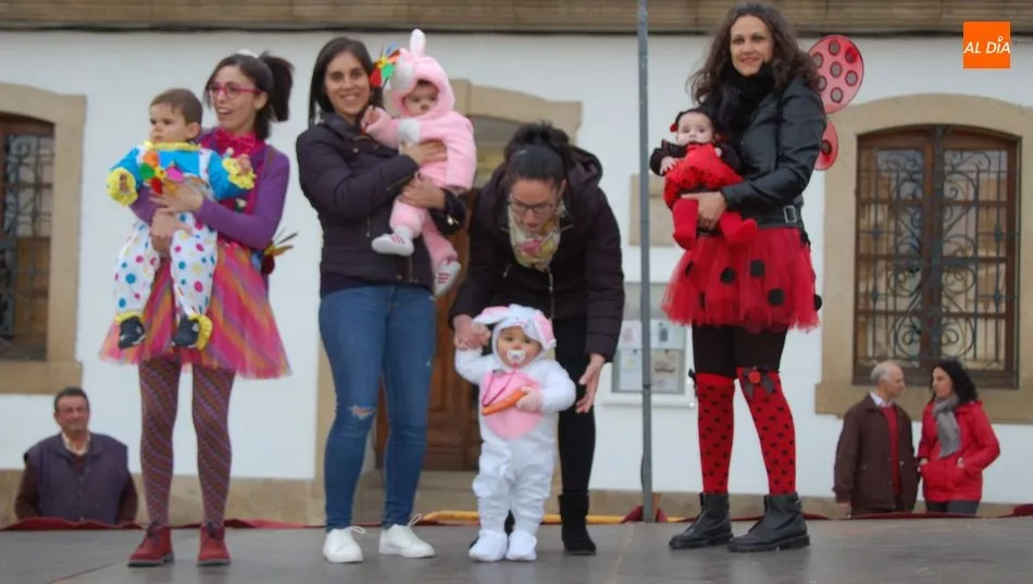 Foto 7 - Ni&ntilde;os y padres lucen divertidos disfraces en el Carnaval Infantil de Lumbrales