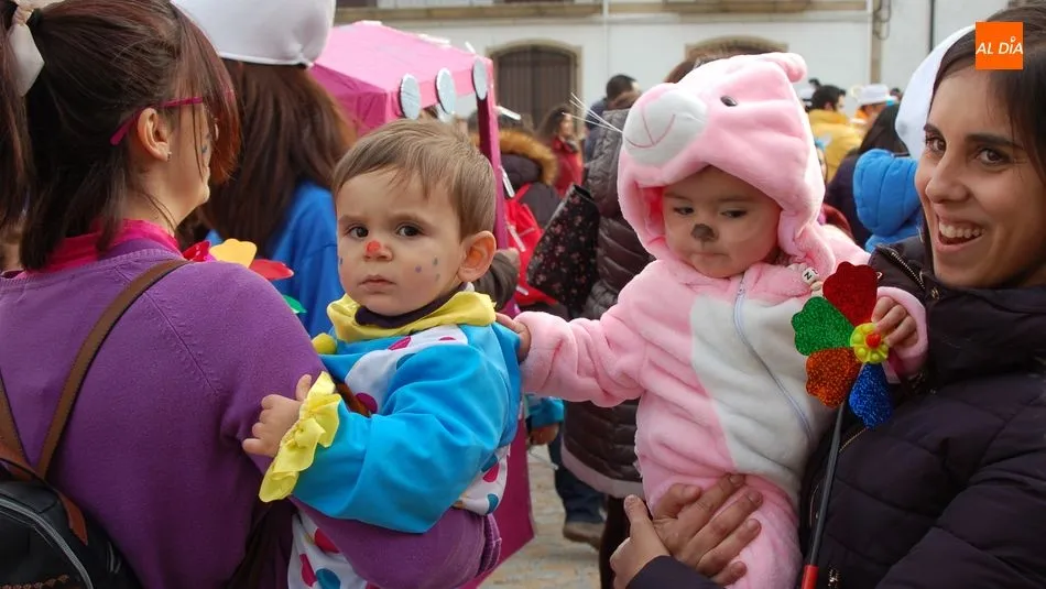 Foto 6 - Ni&ntilde;os y padres lucen divertidos disfraces en el Carnaval Infantil de Lumbrales