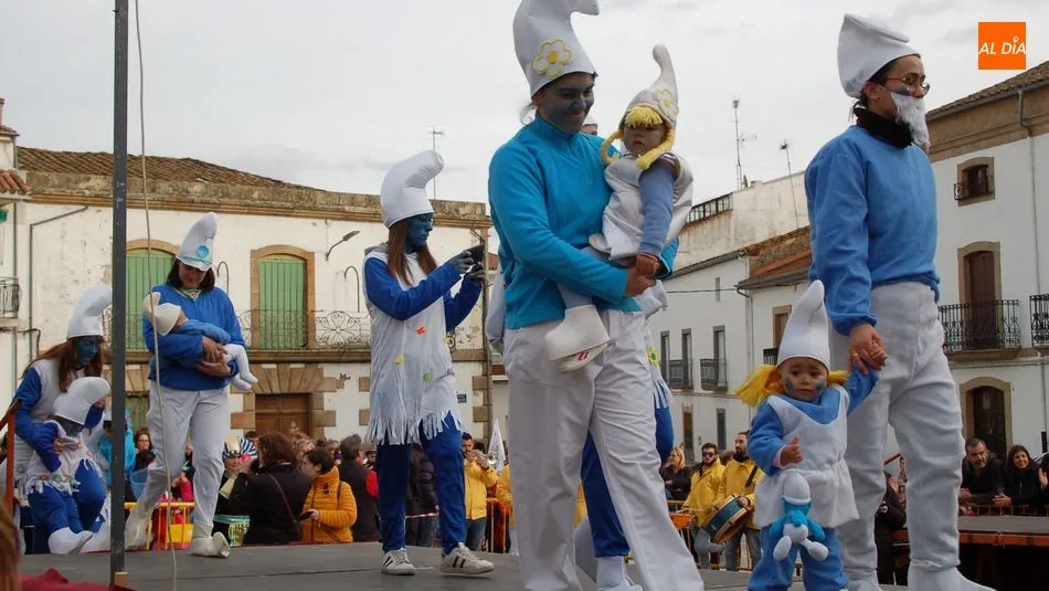 Foto 5 - Ni&ntilde;os y padres lucen divertidos disfraces en el Carnaval Infantil de Lumbrales