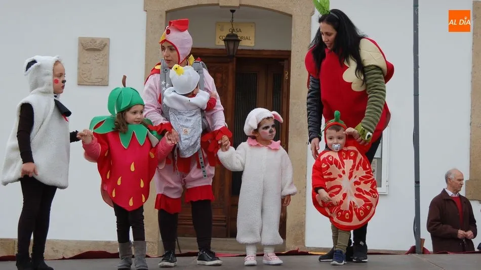 Foto 4 - Ni&ntilde;os y padres lucen divertidos disfraces en el Carnaval Infantil de Lumbrales