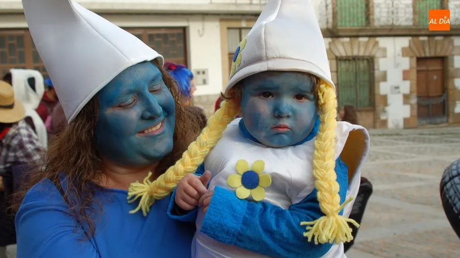 Foto 3 - Ni&ntilde;os y padres lucen divertidos disfraces en el Carnaval Infantil de Lumbrales
