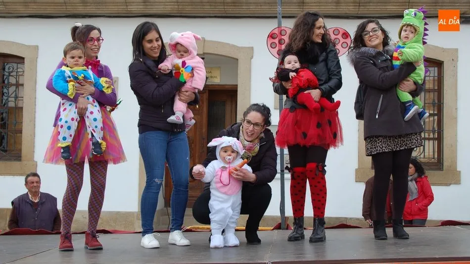 Foto 2 - Ni&ntilde;os y padres lucen divertidos disfraces en el Carnaval Infantil de Lumbrales