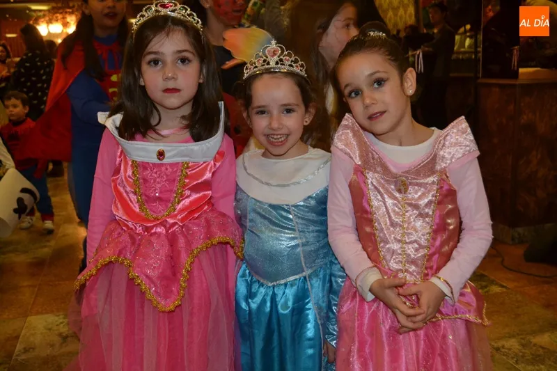 Foto 11 - Los m&aacute;s peque&ntilde;os y sus personajes favoritos protagonizan un animado baile infantil de Carnaval