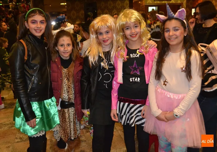 Foto 10 - Los m&aacute;s peque&ntilde;os y sus personajes favoritos protagonizan un animado baile infantil de Carnaval