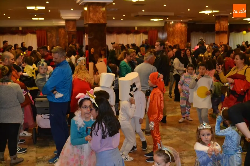 Foto 8 - Los m&aacute;s peque&ntilde;os y sus personajes favoritos protagonizan un animado baile infantil de Carnaval