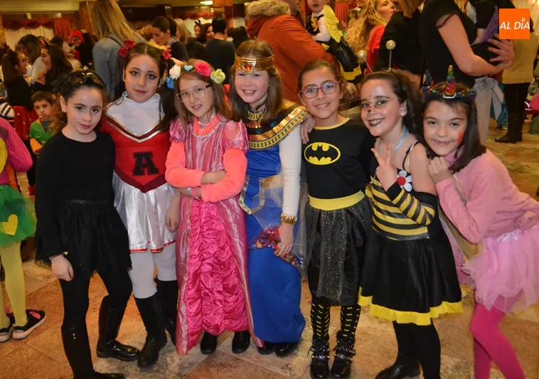 Foto 3 - Los m&aacute;s peque&ntilde;os y sus personajes favoritos protagonizan un animado baile infantil de Carnaval