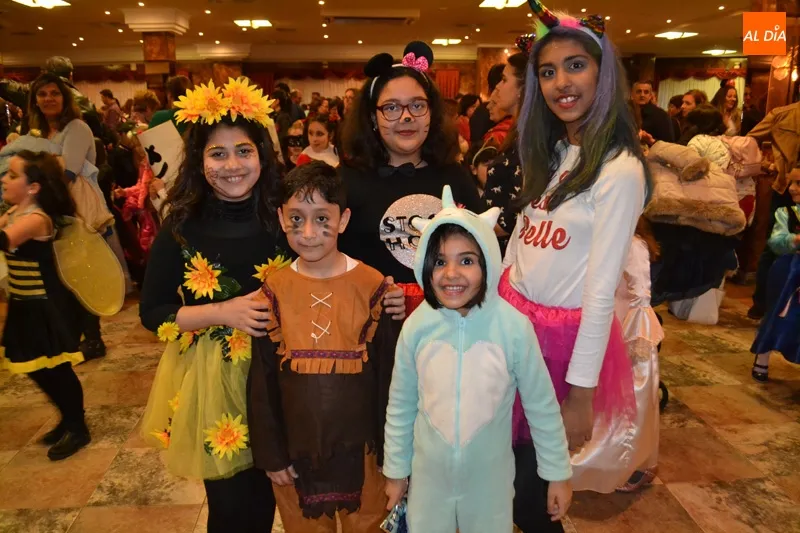 Foto 2 - Los m&aacute;s peque&ntilde;os y sus personajes favoritos protagonizan un animado baile infantil de Carnaval