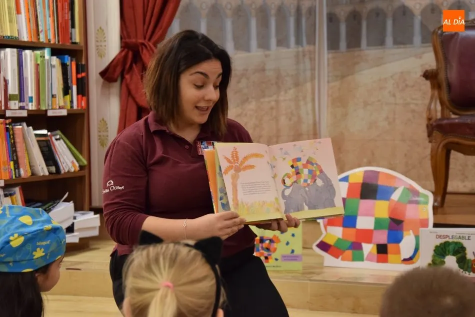 Foto 3 - La Librer&iacute;a Santos Ochoa inaugura el nuevo espacio infantil &lsquo;El ba&uacute;l de los cuentos&rsquo;