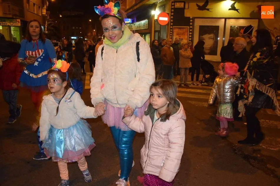 Foto 11 - Un gran desfile de Carnaval llena de color las calles del Barrio del Oeste  