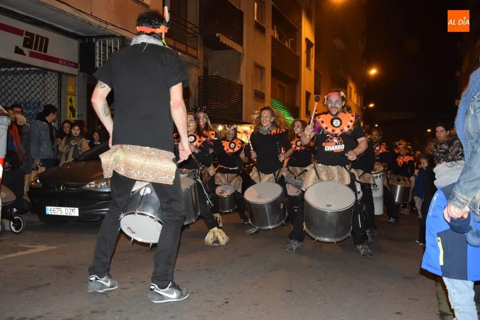 Foto 10 - Un gran desfile de Carnaval llena de color las calles del Barrio del Oeste  