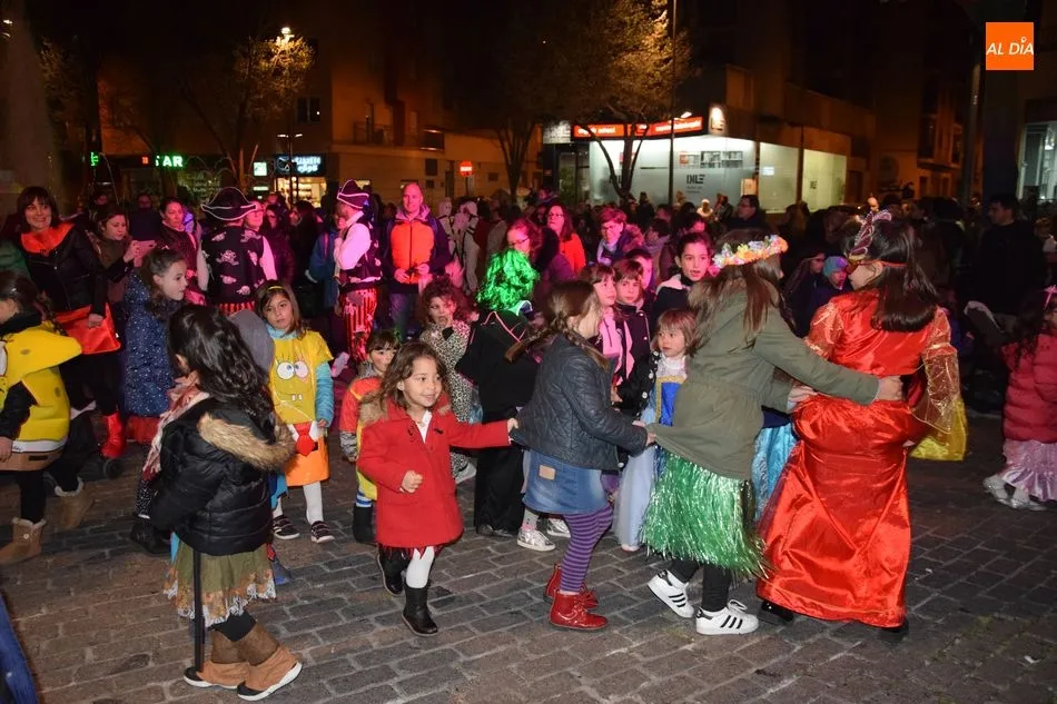 Foto 9 - Un gran desfile de Carnaval llena de color las calles del Barrio del Oeste  
