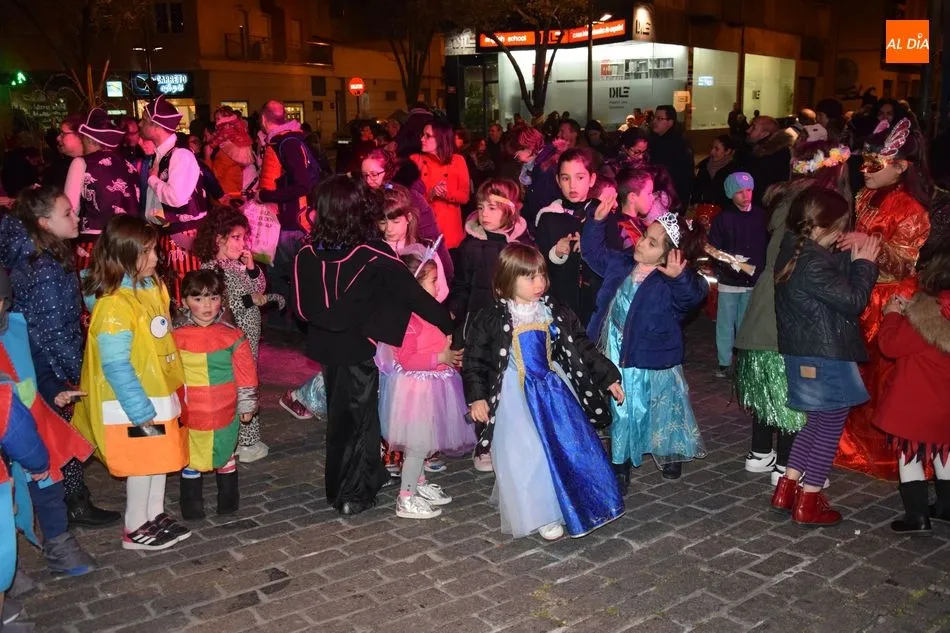 Foto 8 - Un gran desfile de Carnaval llena de color las calles del Barrio del Oeste  
