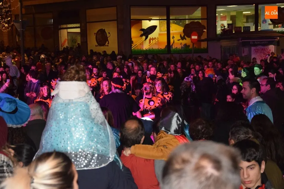 Foto 7 - Un gran desfile de Carnaval llena de color las calles del Barrio del Oeste  