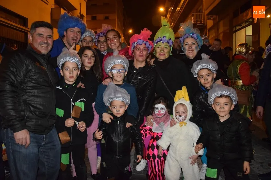Foto 5 - Un gran desfile de Carnaval llena de color las calles del Barrio del Oeste  