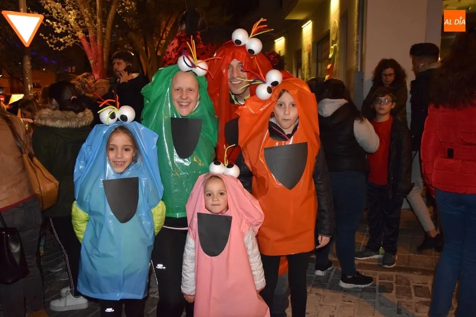 Foto 4 - Un gran desfile de Carnaval llena de color las calles del Barrio del Oeste  