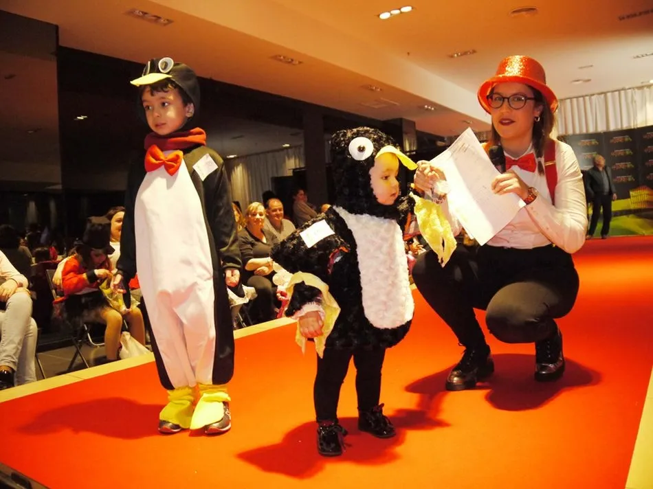 Foto 8 - Un centenar de ni&ntilde;os participa en el desfile de disfraces de El Tormes