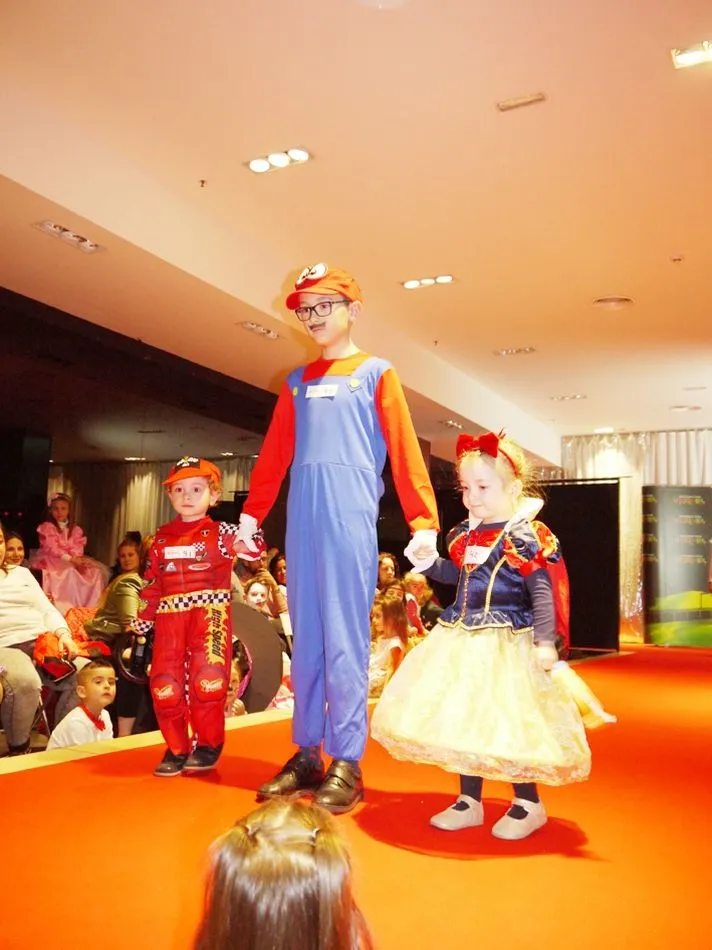 Foto 7 - Un centenar de ni&ntilde;os participa en el desfile de disfraces de El Tormes