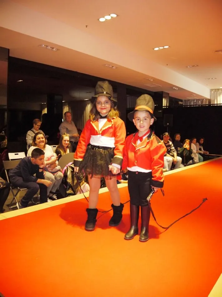 Foto 6 - Un centenar de ni&ntilde;os participa en el desfile de disfraces de El Tormes