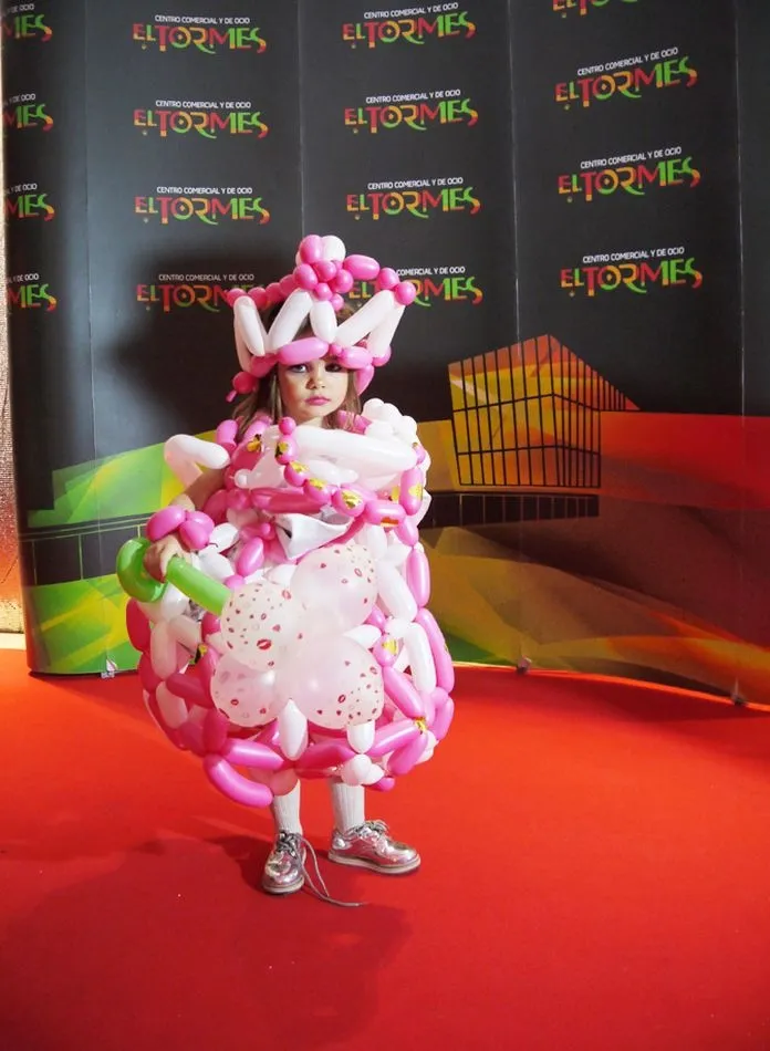 Foto 5 - Un centenar de ni&ntilde;os participa en el desfile de disfraces de El Tormes