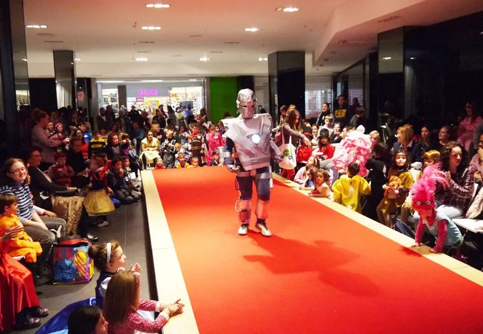 Foto 4 - Un centenar de ni&ntilde;os participa en el desfile de disfraces de El Tormes