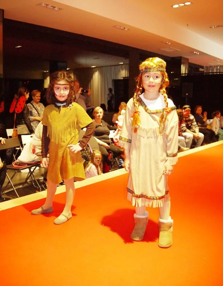 Foto 3 - Un centenar de ni&ntilde;os participa en el desfile de disfraces de El Tormes