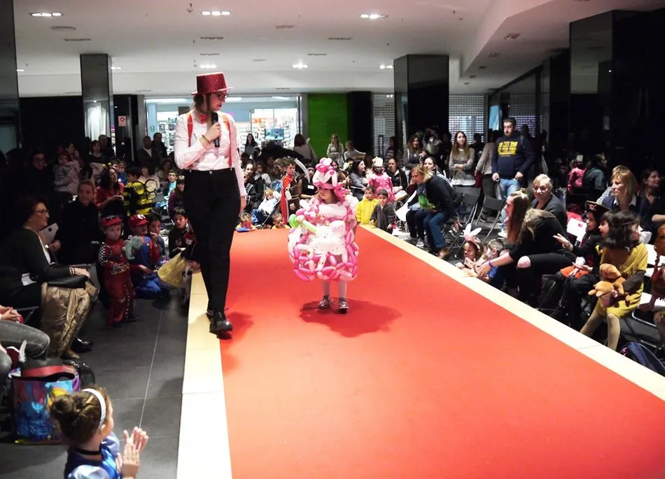 Foto 2 - Un centenar de ni&ntilde;os participa en el desfile de disfraces de El Tormes