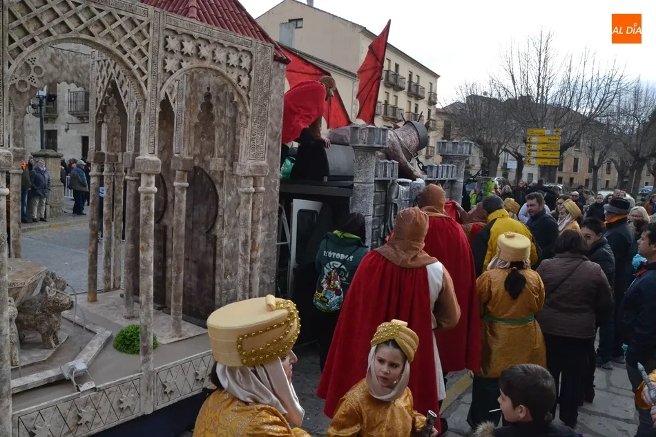 Foto 11 - El desfile de carrozas marca m&iacute;nimo con un &uacute;nico participante... que &lsquo;casi&rsquo; no sale  