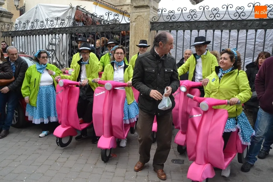 Foto 6 - El desfile de carrozas marca m&iacute;nimo con un &uacute;nico participante... que &lsquo;casi&rsquo; no sale  