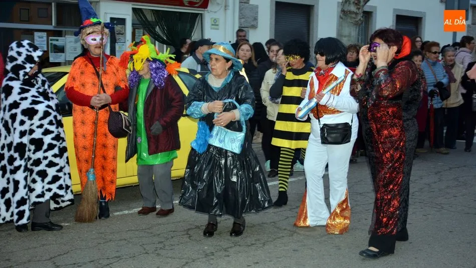 Foto 9 - Baile y mucha diversi&oacute;n en la fiesta de Carnaval de los Mayores en Lumbrales