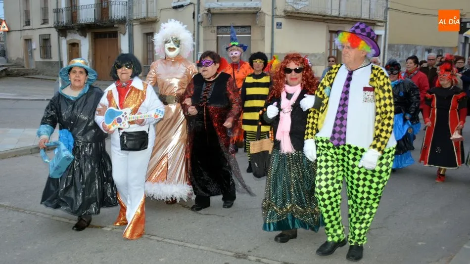 Foto 8 - Baile y mucha diversi&oacute;n en la fiesta de Carnaval de los Mayores en Lumbrales