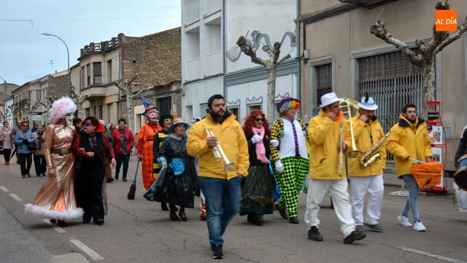 Foto 7 - Baile y mucha diversi&oacute;n en la fiesta de Carnaval de los Mayores en Lumbrales