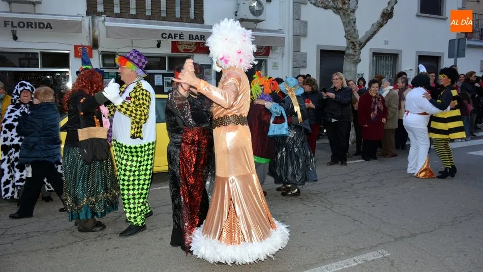 Foto 6 - Baile y mucha diversi&oacute;n en la fiesta de Carnaval de los Mayores en Lumbrales