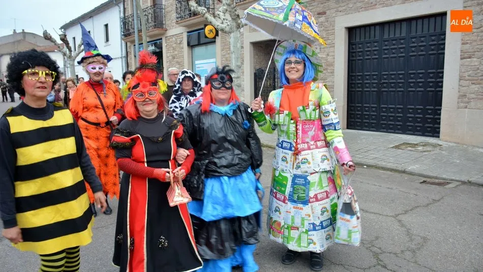 Foto 5 - Baile y mucha diversi&oacute;n en la fiesta de Carnaval de los Mayores en Lumbrales
