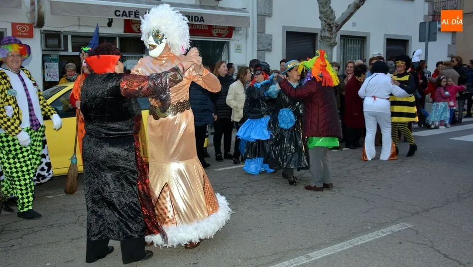 Foto 4 - Baile y mucha diversi&oacute;n en la fiesta de Carnaval de los Mayores en Lumbrales