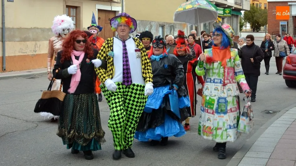 Foto 3 - Baile y mucha diversi&oacute;n en la fiesta de Carnaval de los Mayores en Lumbrales