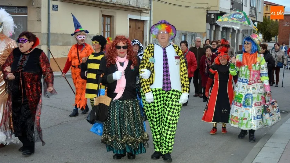 Foto 2 - Baile y mucha diversi&oacute;n en la fiesta de Carnaval de los Mayores en Lumbrales