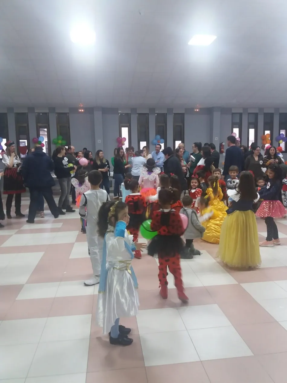 Foto 3 - Peque&ntilde;os y mayores disfrutan del carnaval