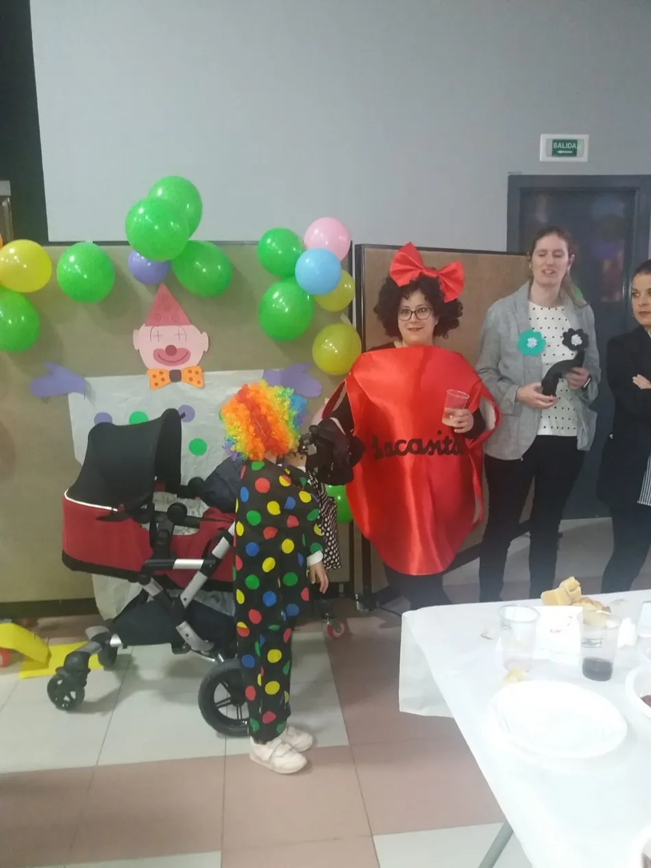 Foto 2 - Peque&ntilde;os y mayores disfrutan del carnaval