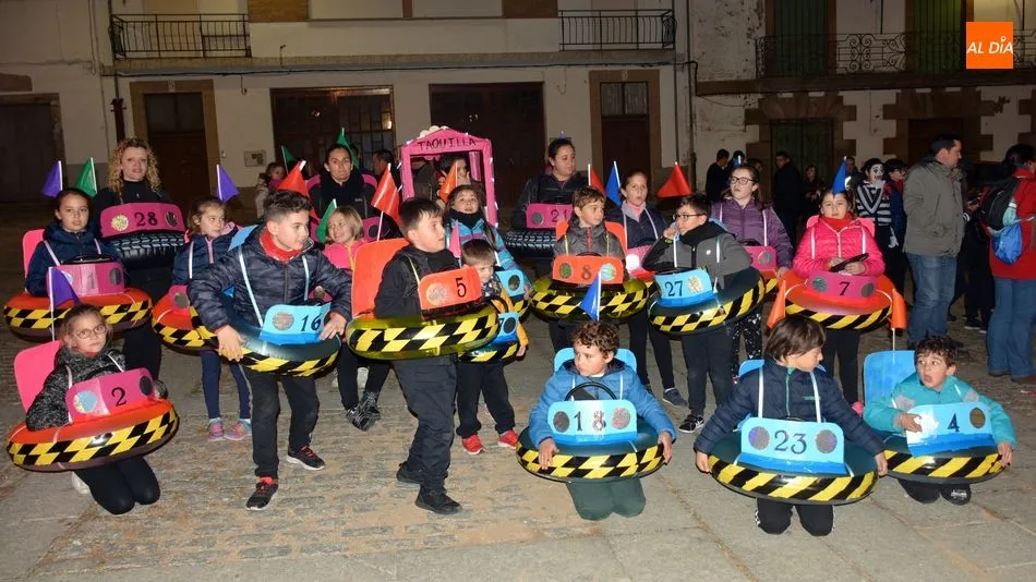 Foto 2 - Los &lsquo;Coches chocones&rsquo; ganan el concurso de disfraces del Carnaval de Lumbrales