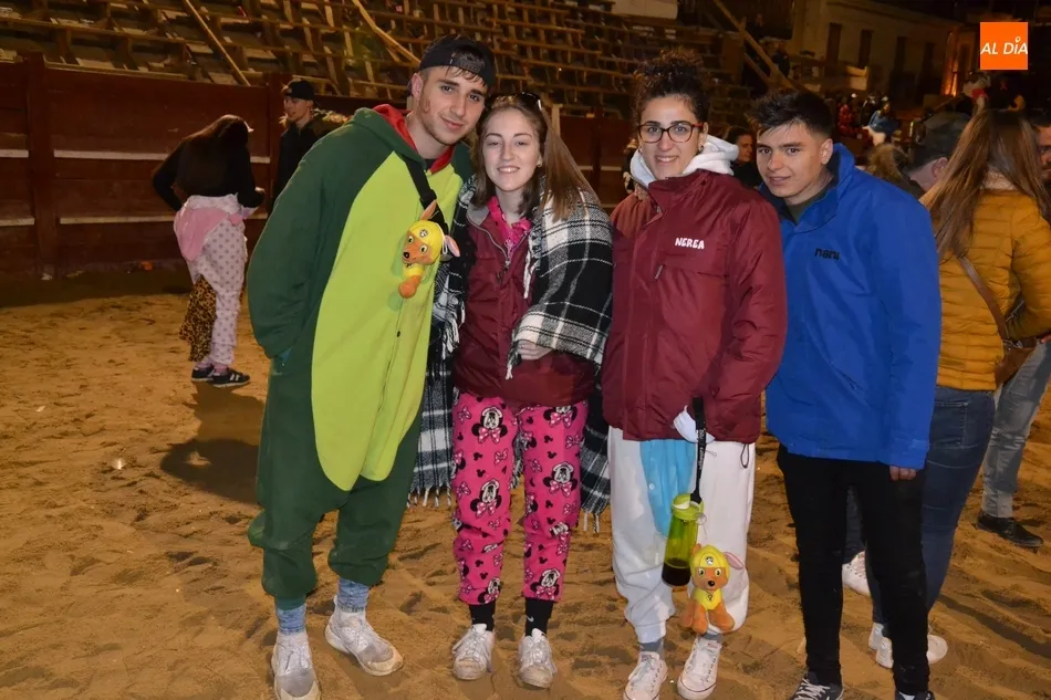Foto 8 - Un sevillano se libra de sufrir una cornada milagrosamente en la desigual capea nocturna  
