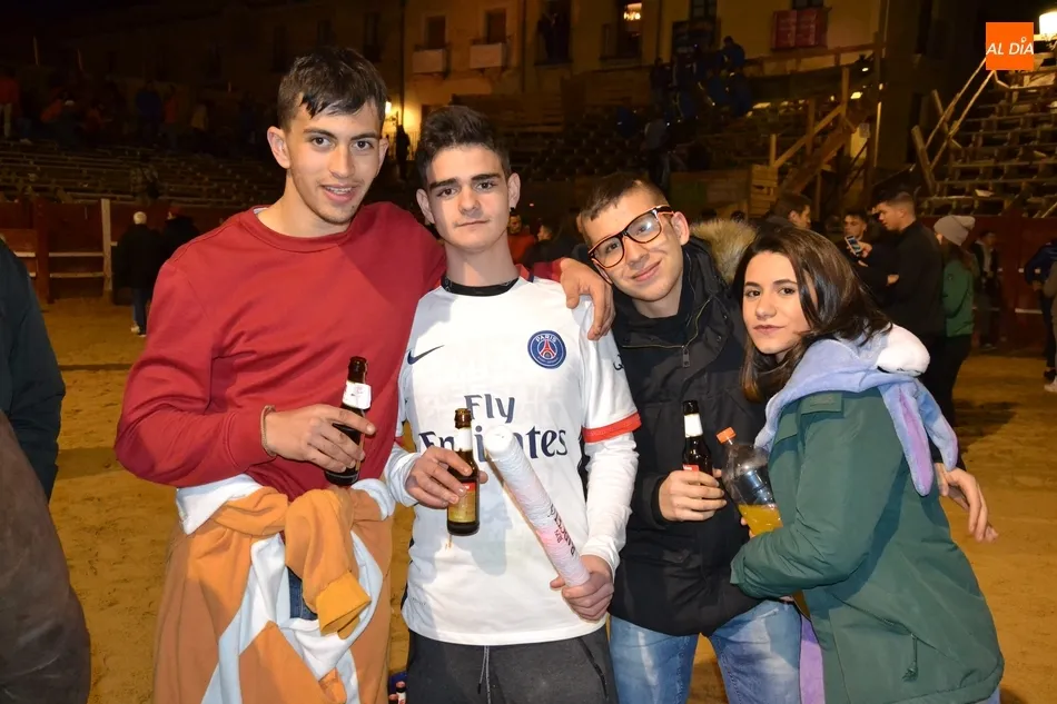 Foto 4 - Un sevillano se libra de sufrir una cornada milagrosamente en la desigual capea nocturna  