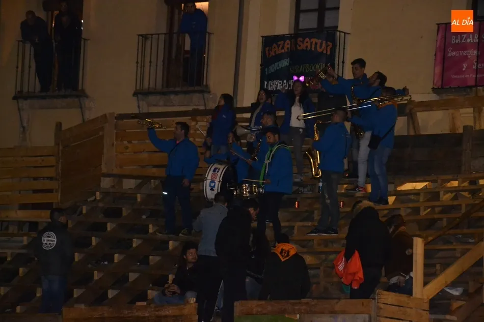 Foto 5 - Un sevillano se libra de sufrir una cornada milagrosamente en la desigual capea nocturna  