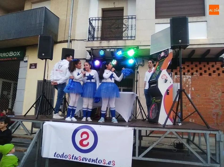 Foto 8 - Linares de Riofr&iacute;o se suma al carnaval con un divertida fiesta