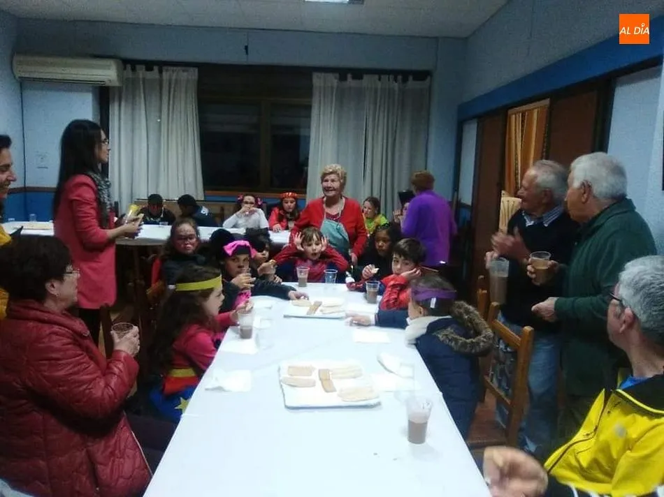 Foto 7 - Linares de Riofr&iacute;o se suma al carnaval con un divertida fiesta