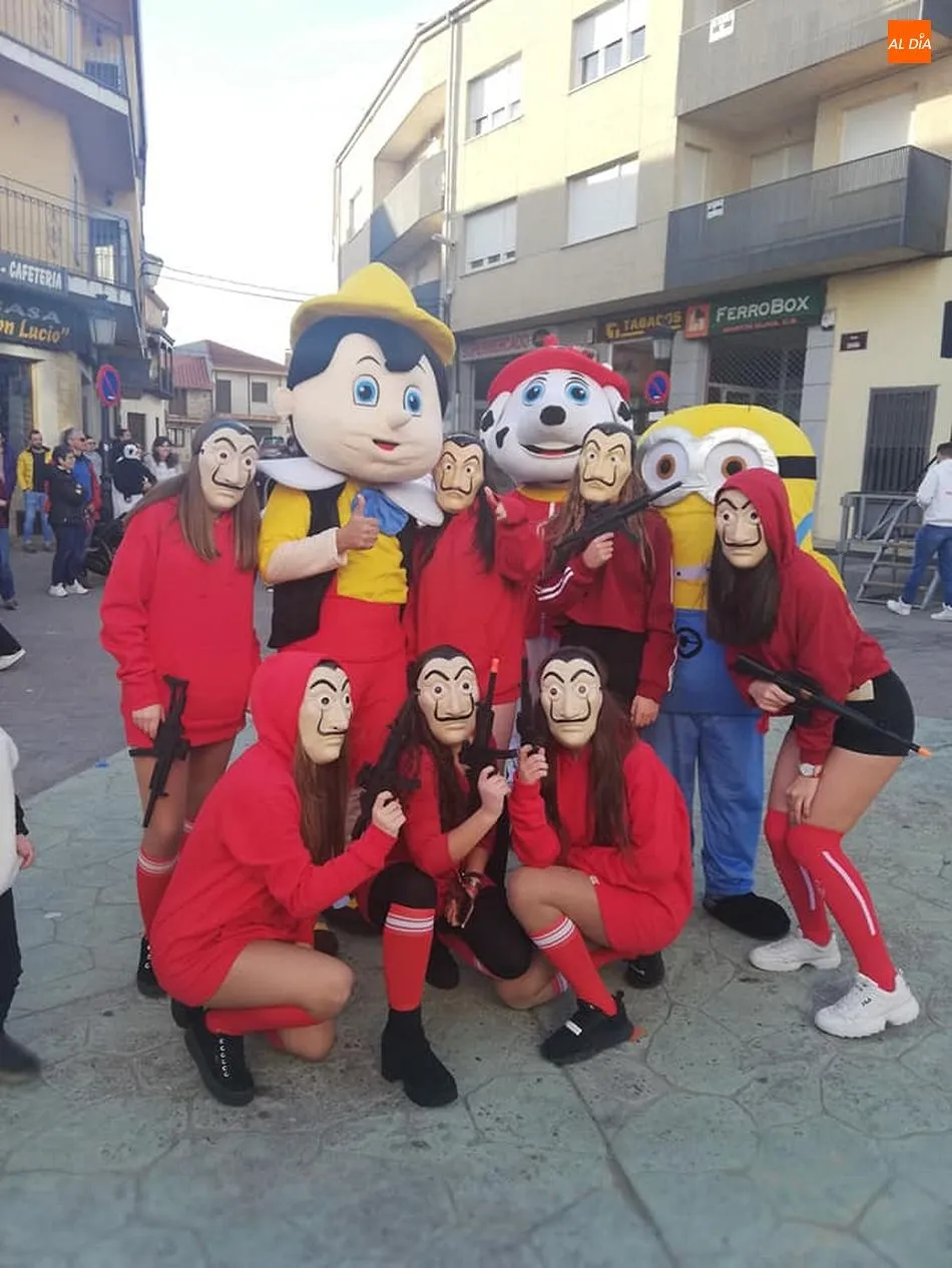 Foto 6 - Linares de Riofr&iacute;o se suma al carnaval con un divertida fiesta