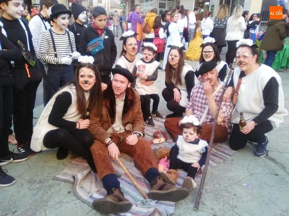 Foto 5 - Linares de Riofr&iacute;o se suma al carnaval con un divertida fiesta