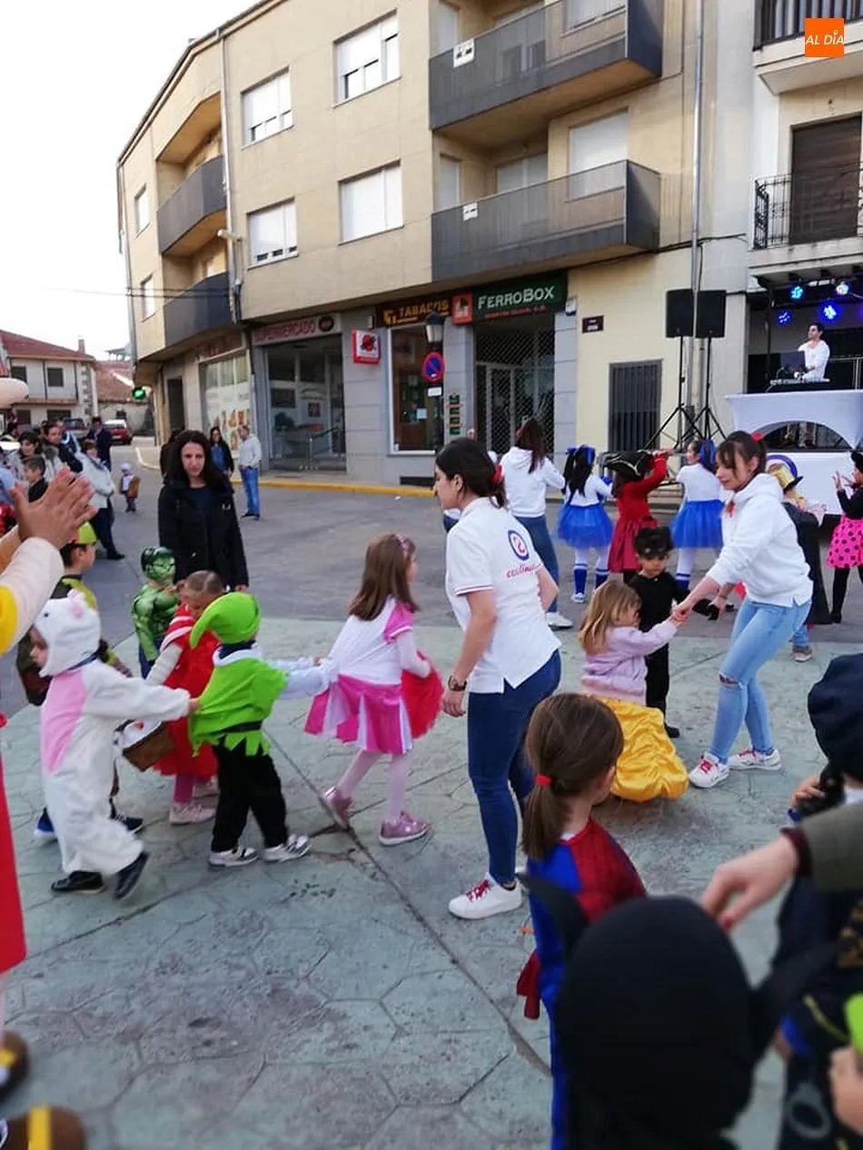 Foto 4 - Linares de Riofr&iacute;o se suma al carnaval con un divertida fiesta